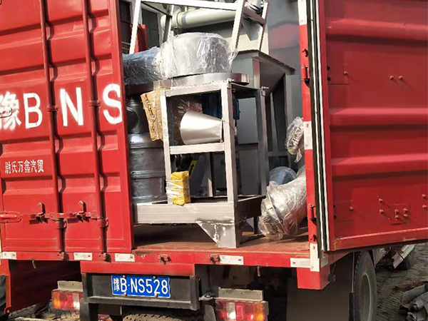 南阳客户不锈钢超微粉碎机装车进行中